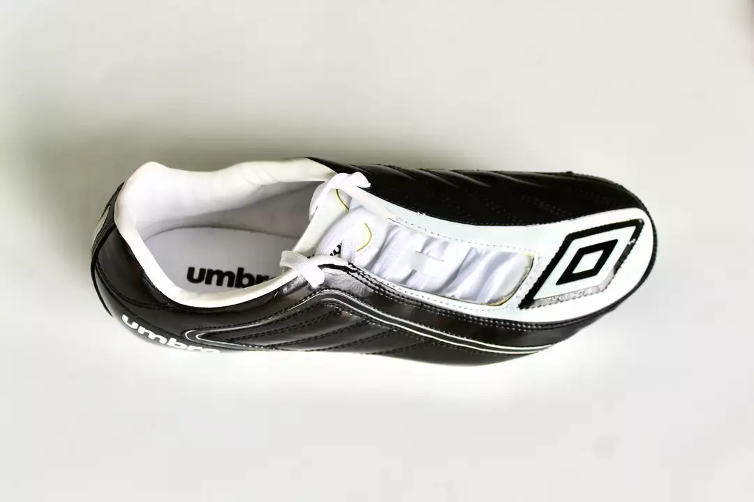 Umbro Men' Shoe Swerve Glo Soccer 4 Umbro Swerve Gloss Men's Soccer Shoe